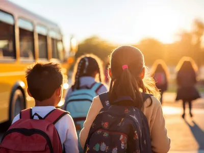 SP: Menino de 5 anos é esquecido em van escolar, escapa e pede ajuda
