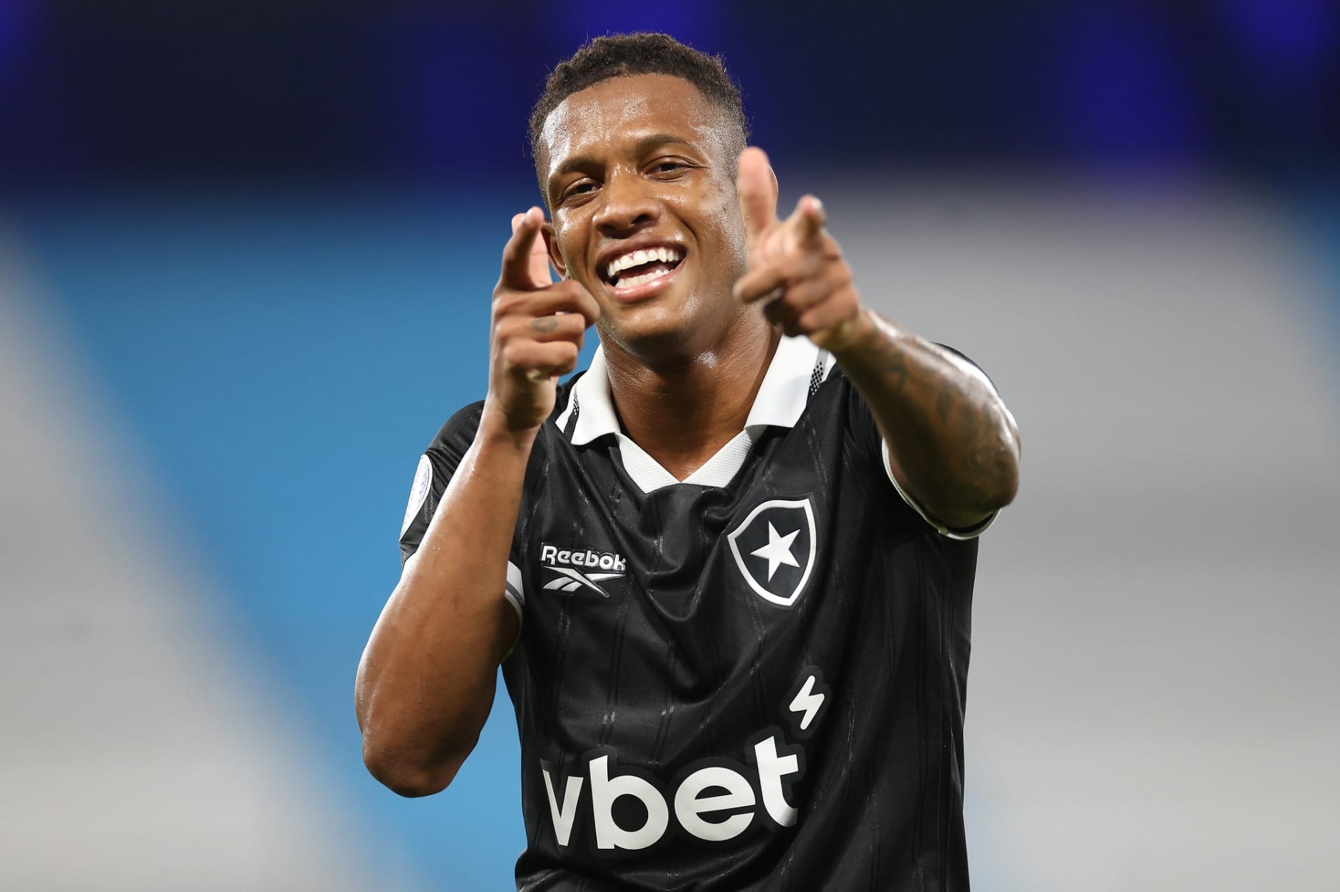 Botafogo supera falha de Neto e bate Racing com brilho de Danilo