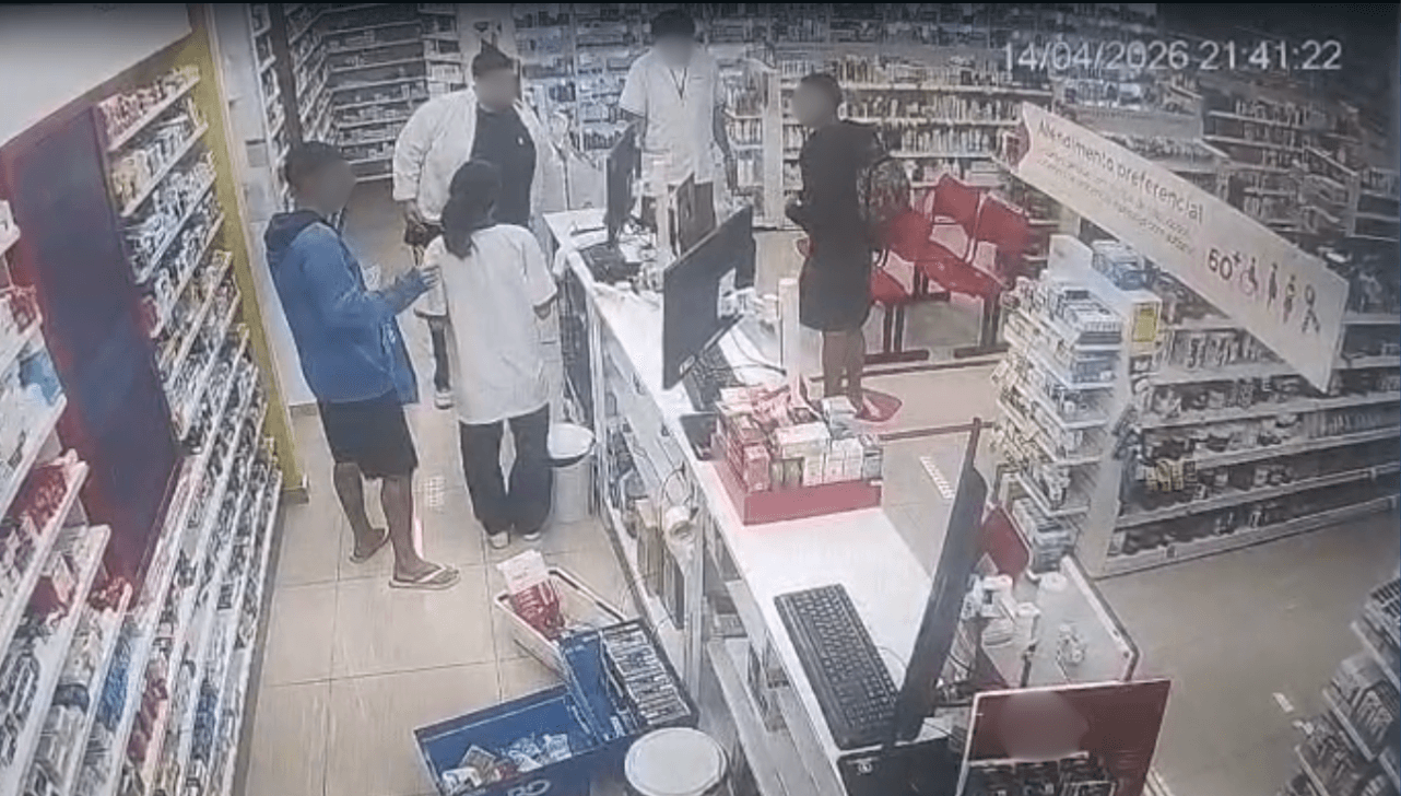 Dupla rendeu criminosos utilizando uma réplica de arma de fogo