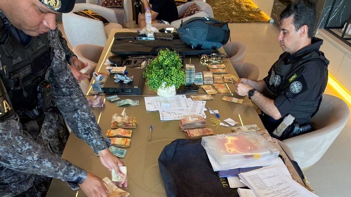 O grupo, que operava tanto no Brasil quanto no exterior, teria movimentado mais de R$ 1,6 bilhão por meio de depósitos fracionados