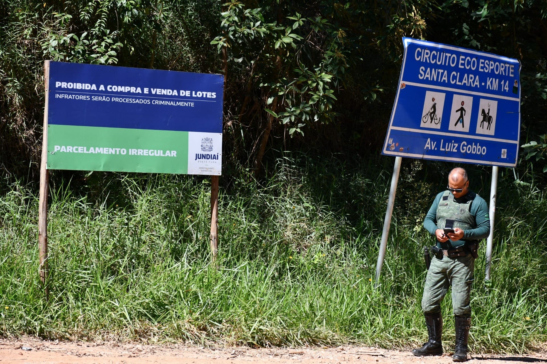 Sinalização indicando a proibição da compra e venda de lotes