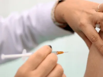 Covid-19 mata mais que gripe em SP e falta de vacinas preocupa população