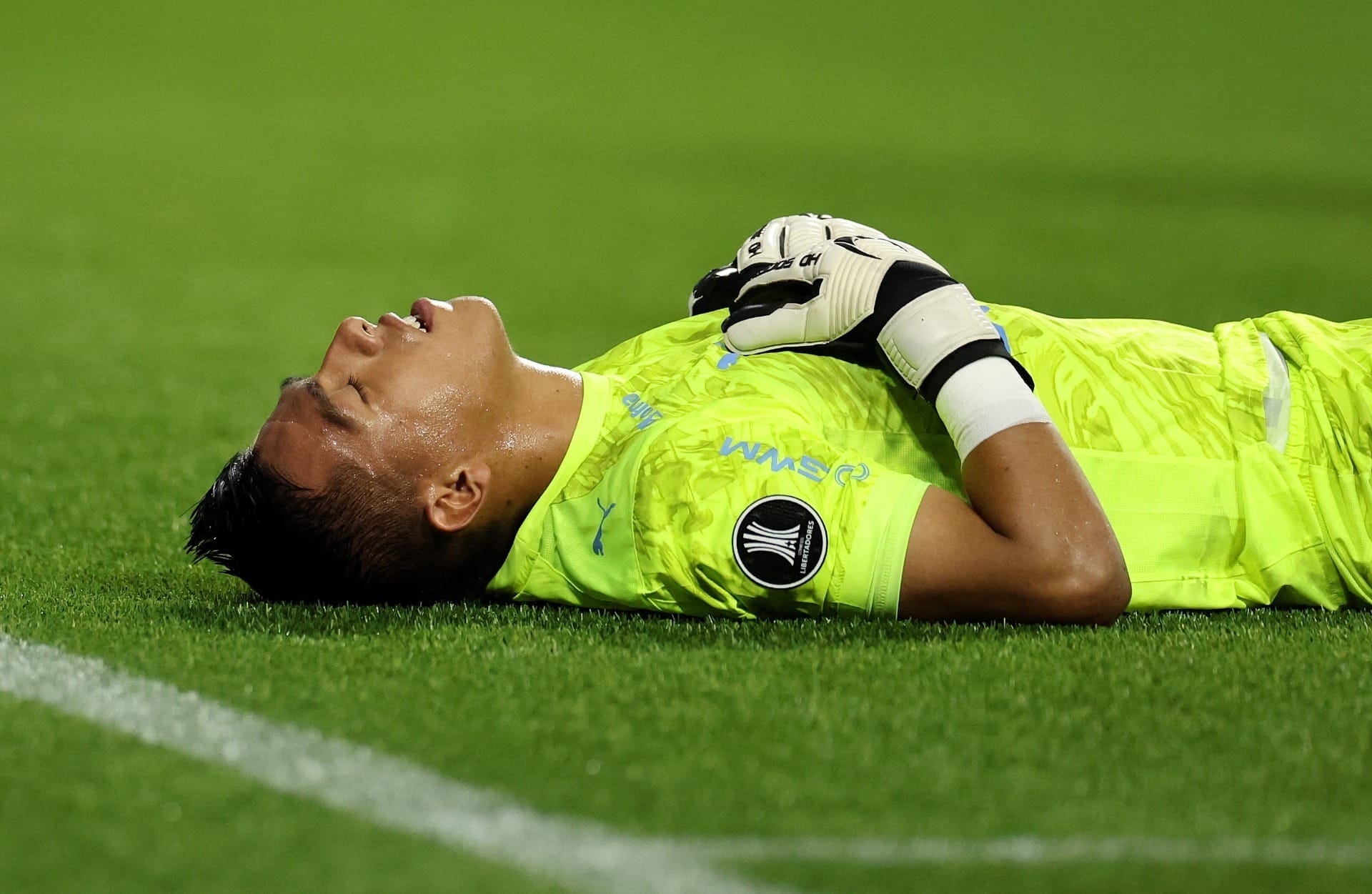 Goleiro do Sporting Cristal usa celular no jogo contra o Palmeiras