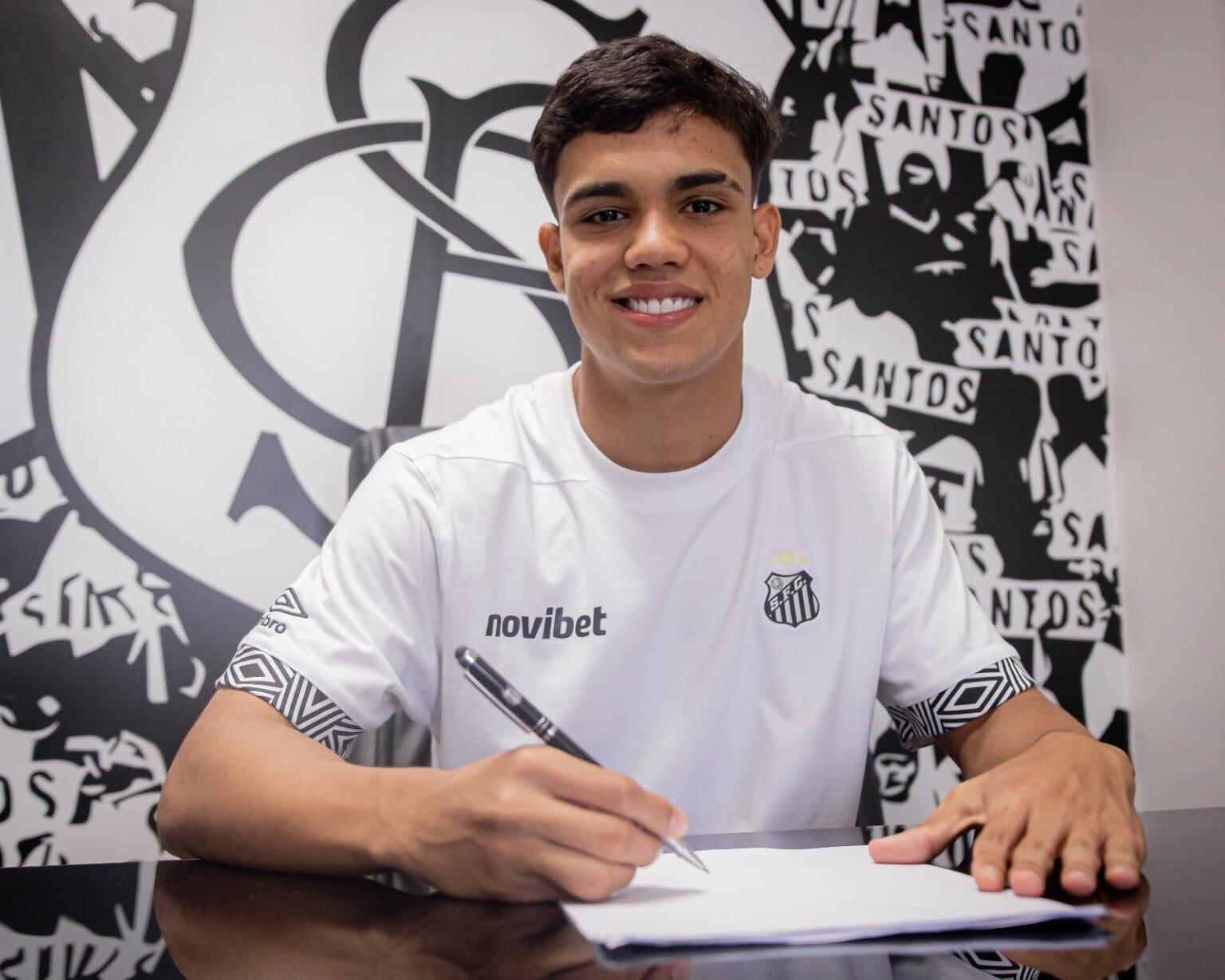 Gustavo Henrique, o Gustavinho, assina renovação com o Santos (Foto: Raul Baretta / Santos)
