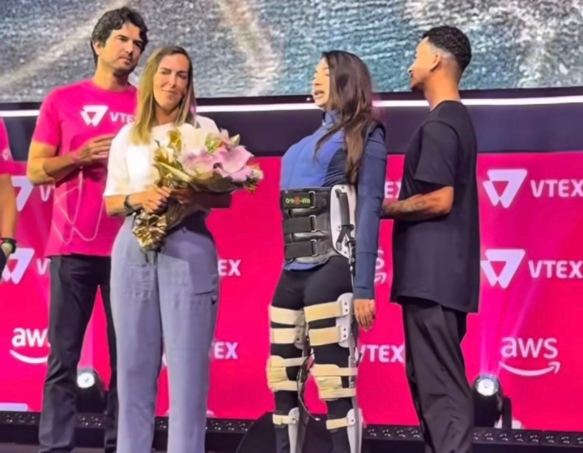 Laís Souza aparece caminhando em premiação em SP após 12 anos sem andar