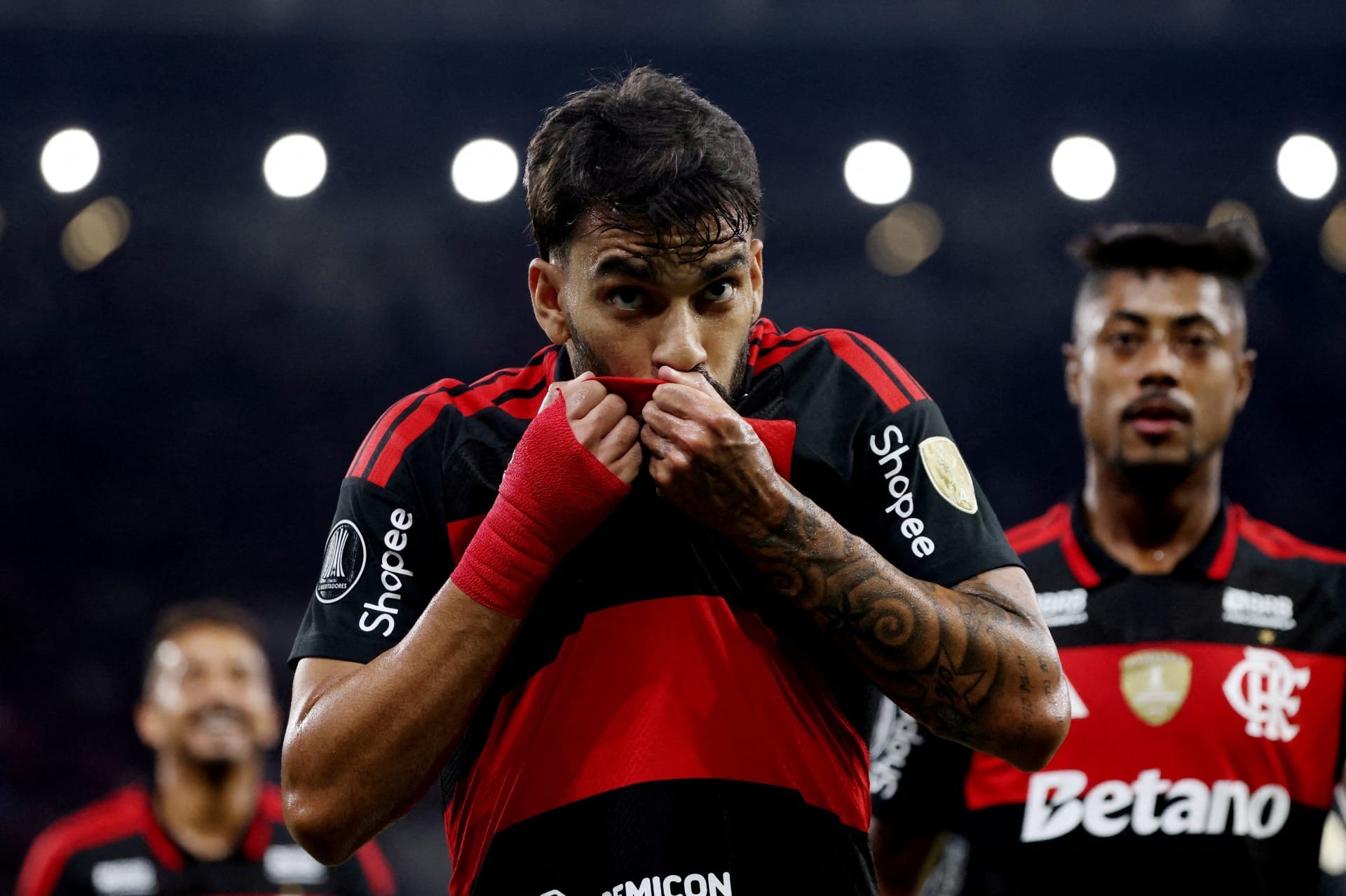 Lucas Paquetá e Bruno Henrique, do Flamengo. Foto: REUTERS/Sergio Moraes