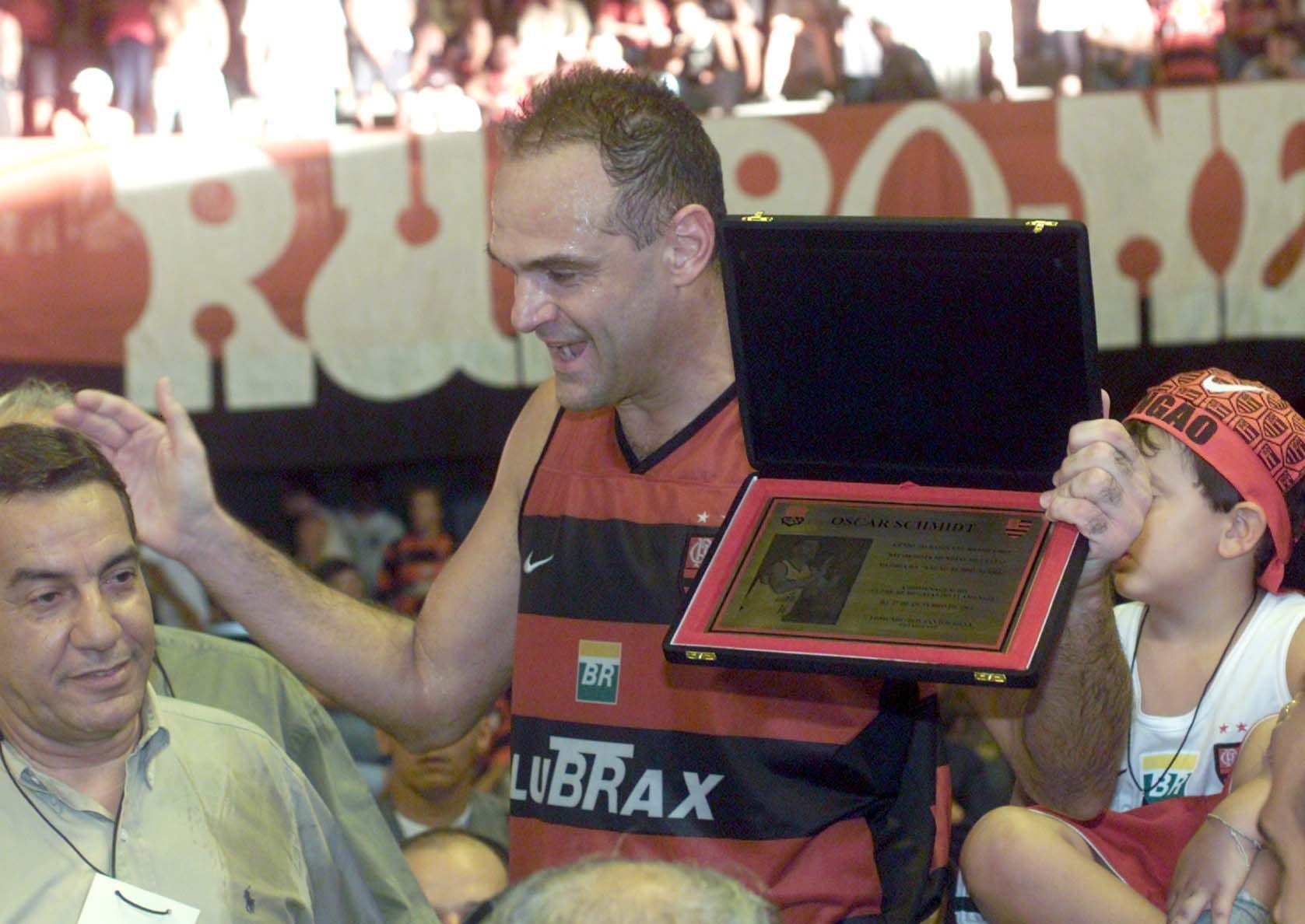 Oscar em ação pelo Flamengo, em 2001, após superar a marca de 46 725 pontos de Kareem Abdul-Jabbar e se tornou o maior cestinha da história do basquete