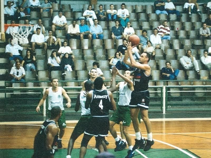 Oscar Schmidt defendeu Corinthians e Flamengo no basquete; relembre