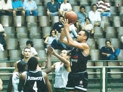 Oscar Schmidt defendeu Corinthians e Flamengo no basquete; relembre