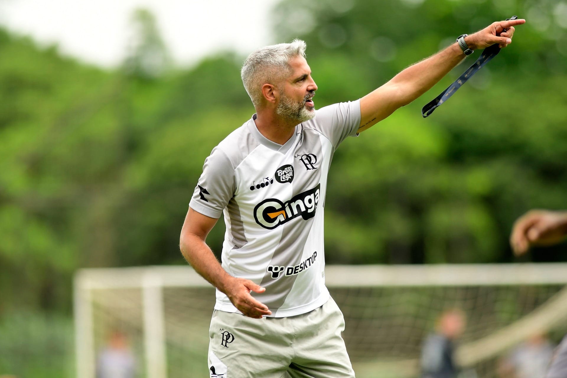 Rodrigo Santana comandando o treino da Ponte Preta