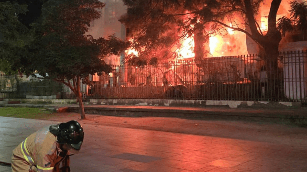 Incêndio atinge Edifício Touring, prédio histórico do Rio de Janeiro