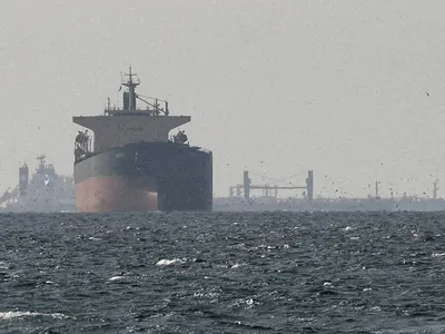 Irã volta a fechar o Estreito de Ormuz e acusa EUA de 'pirataria'