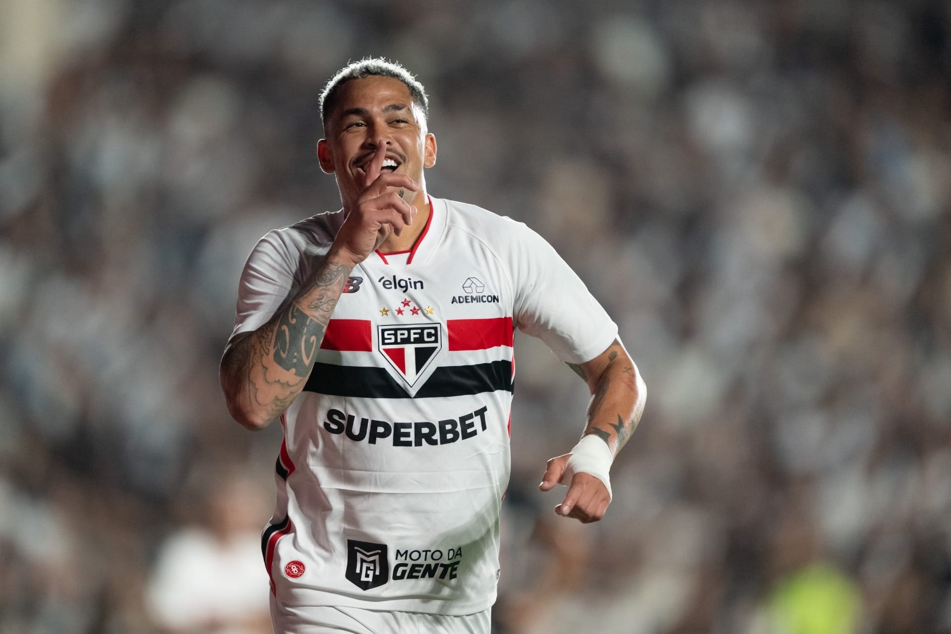 Luciano faz gol e supera Rogério Ceni no São Paulo, mas pede substituição