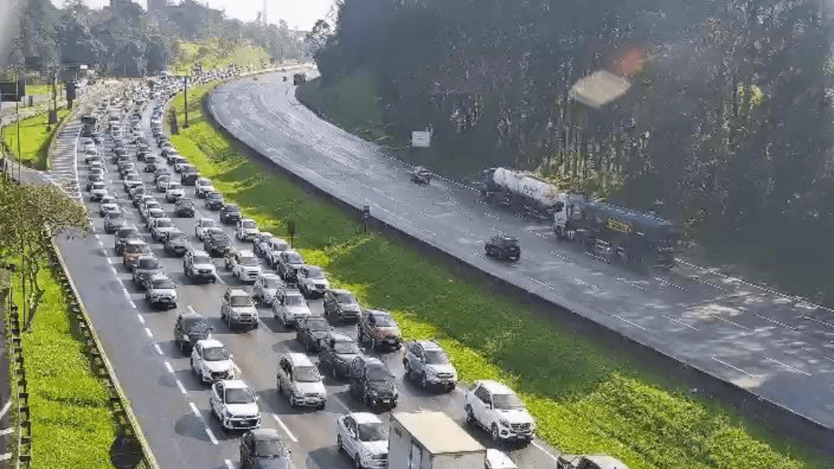 Motoristas enfrentam congestionamentos rumo ao litoral de SP no feriadão