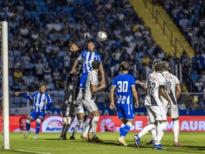 Ponte Preta vira sobre o Avaí e conquista primeira vitória na Série B