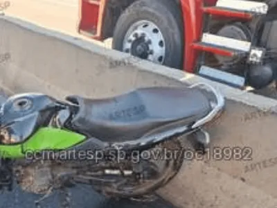 Motociclista morre após bater na traseira de caminhão na Rodovia Anhanguera
