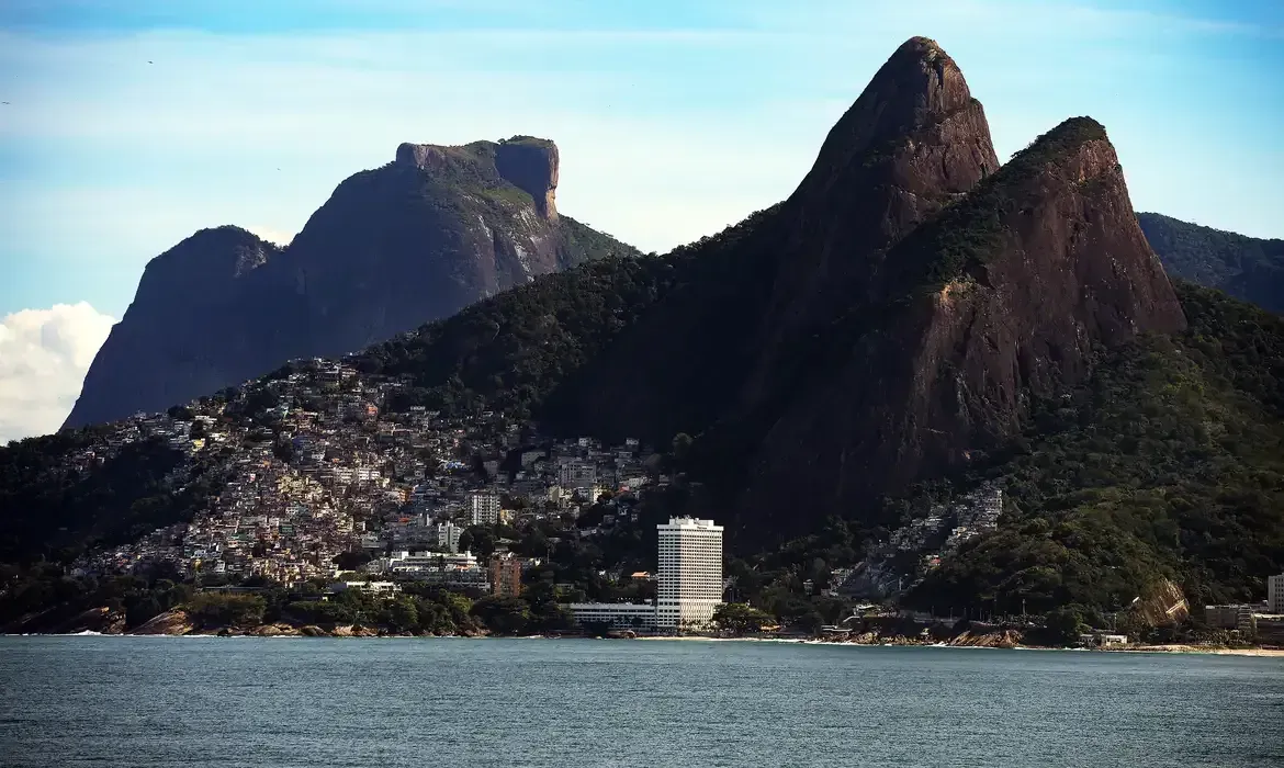 Operação no Vidigal provoca tiroteio e interrompe trilha de turistas no Rio