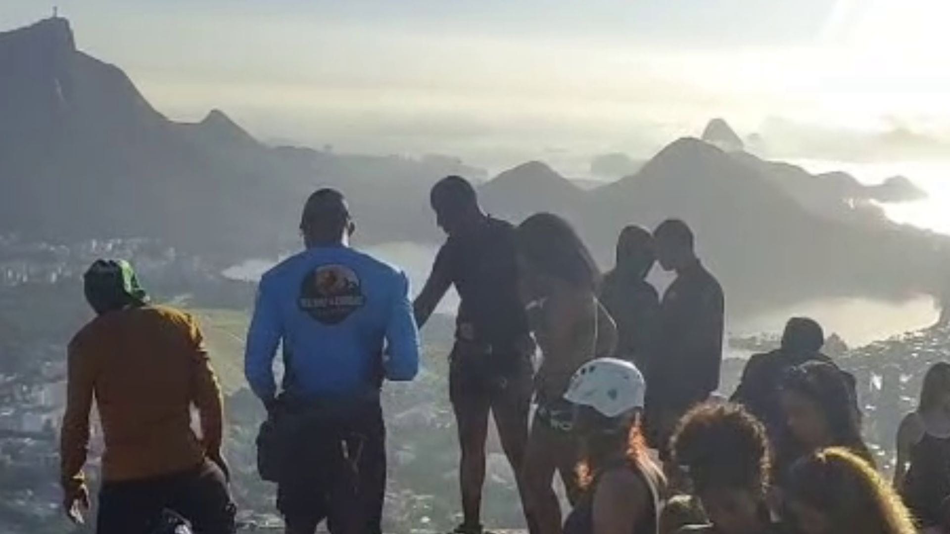 Turistas ficam presos no Morro Dois Irmãos durante tiroteio no Vidigal