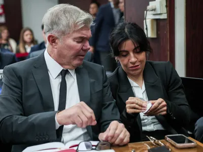 Julgamento de Maradona: filha chora e acusa médicos de manipulação
