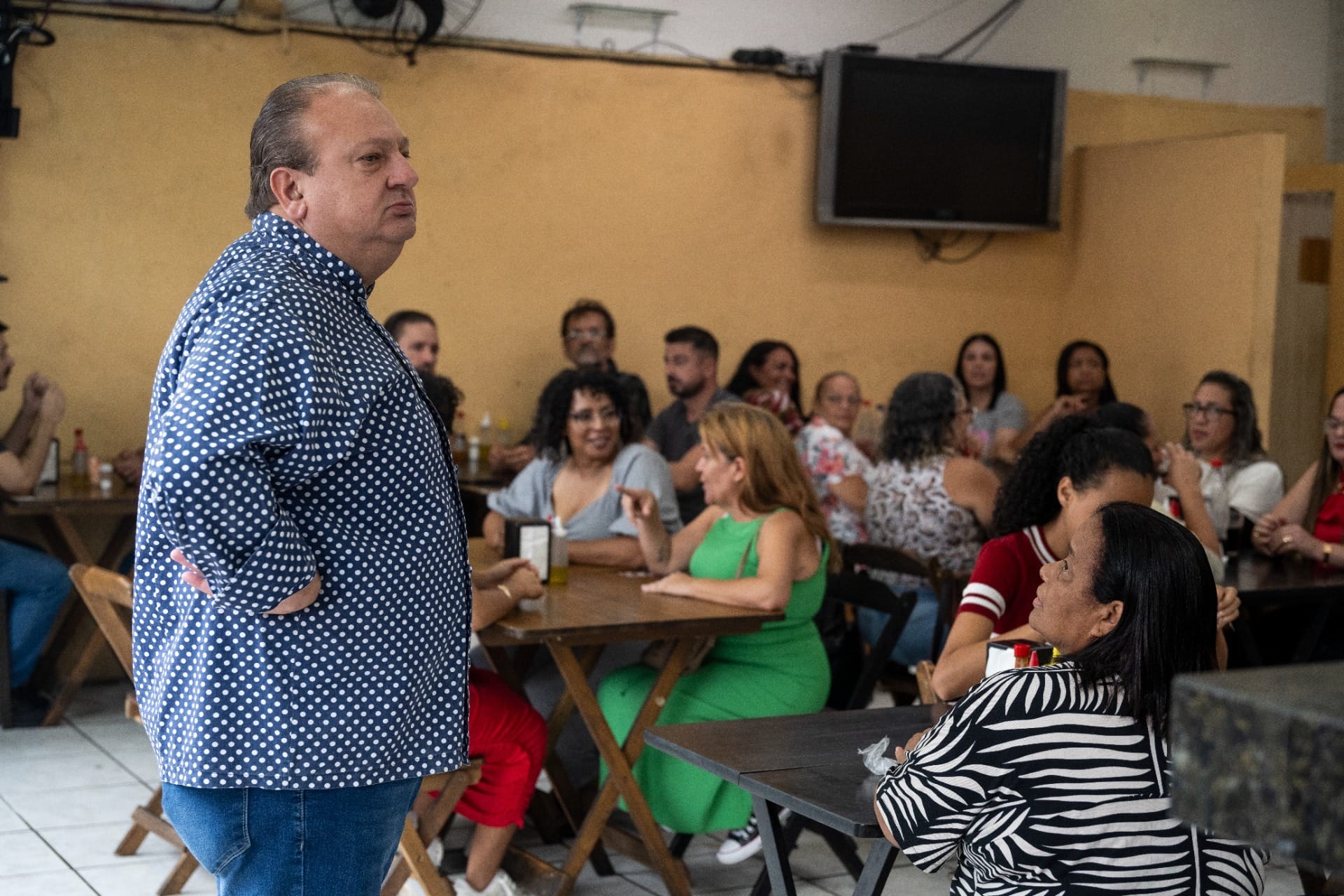 Jacquin expulsa dono do restaurante e o coloca em ônibus: “Lugar dele é lá”