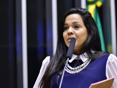 Flávio Bolsonaro avalia Priscila Costa como vice e impacta equilíbrio do PL