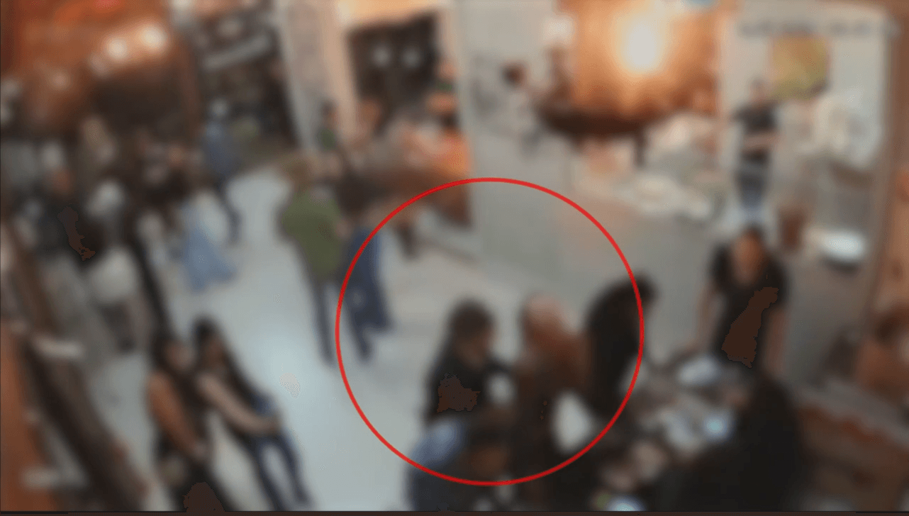 VÍDEO: homem morde e arranca parte da orelha da companheira em restaurante