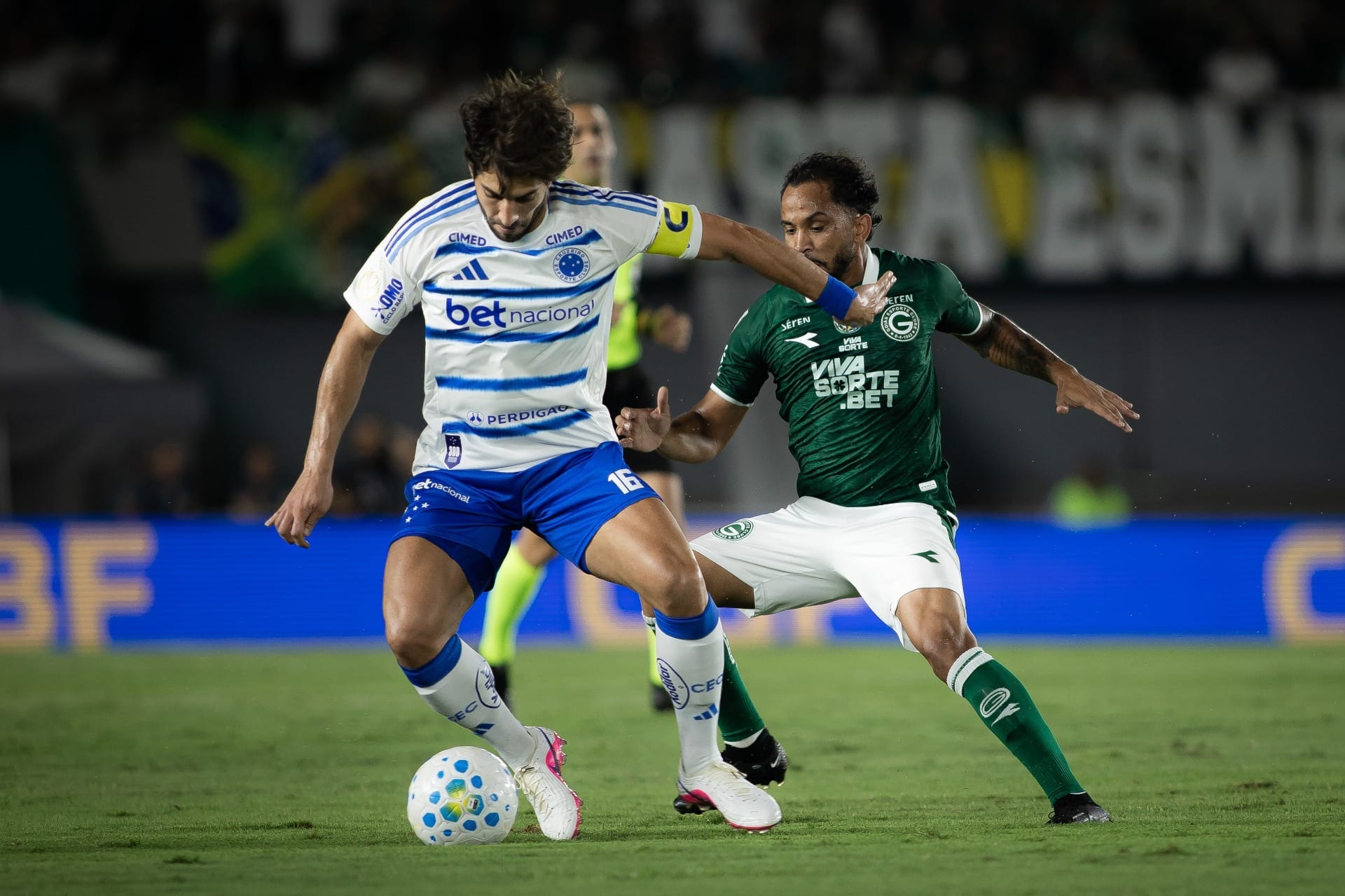 Goiás faz golaço em casa e comemora empate com Cruzeiro na Copa do Brasil