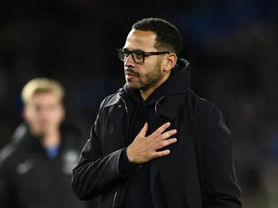 Chelsea demite Liam Rosenior e anuncia substituto