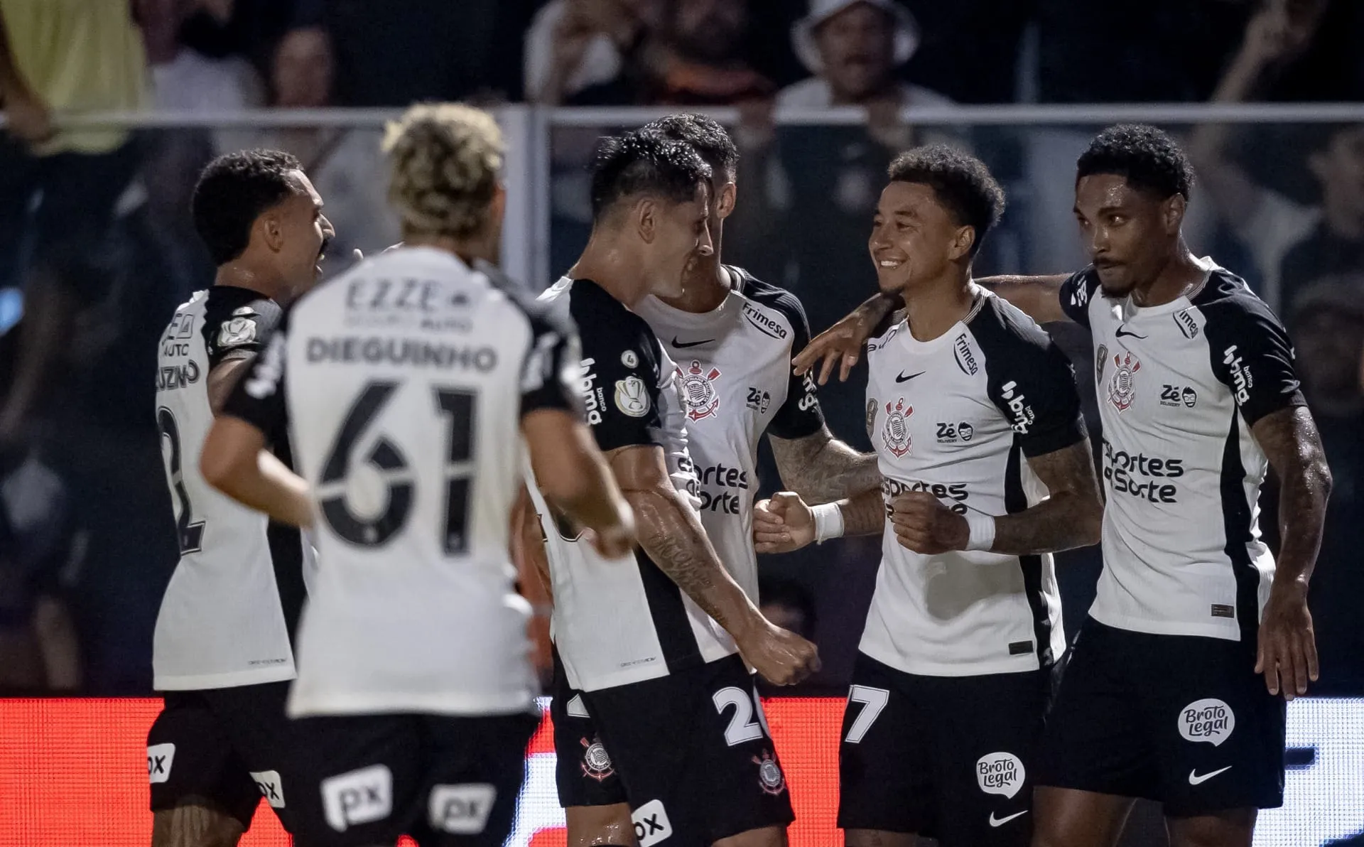 Jesse Lingard comemora com companheiros de equipe seu primeiro gol no Timão
