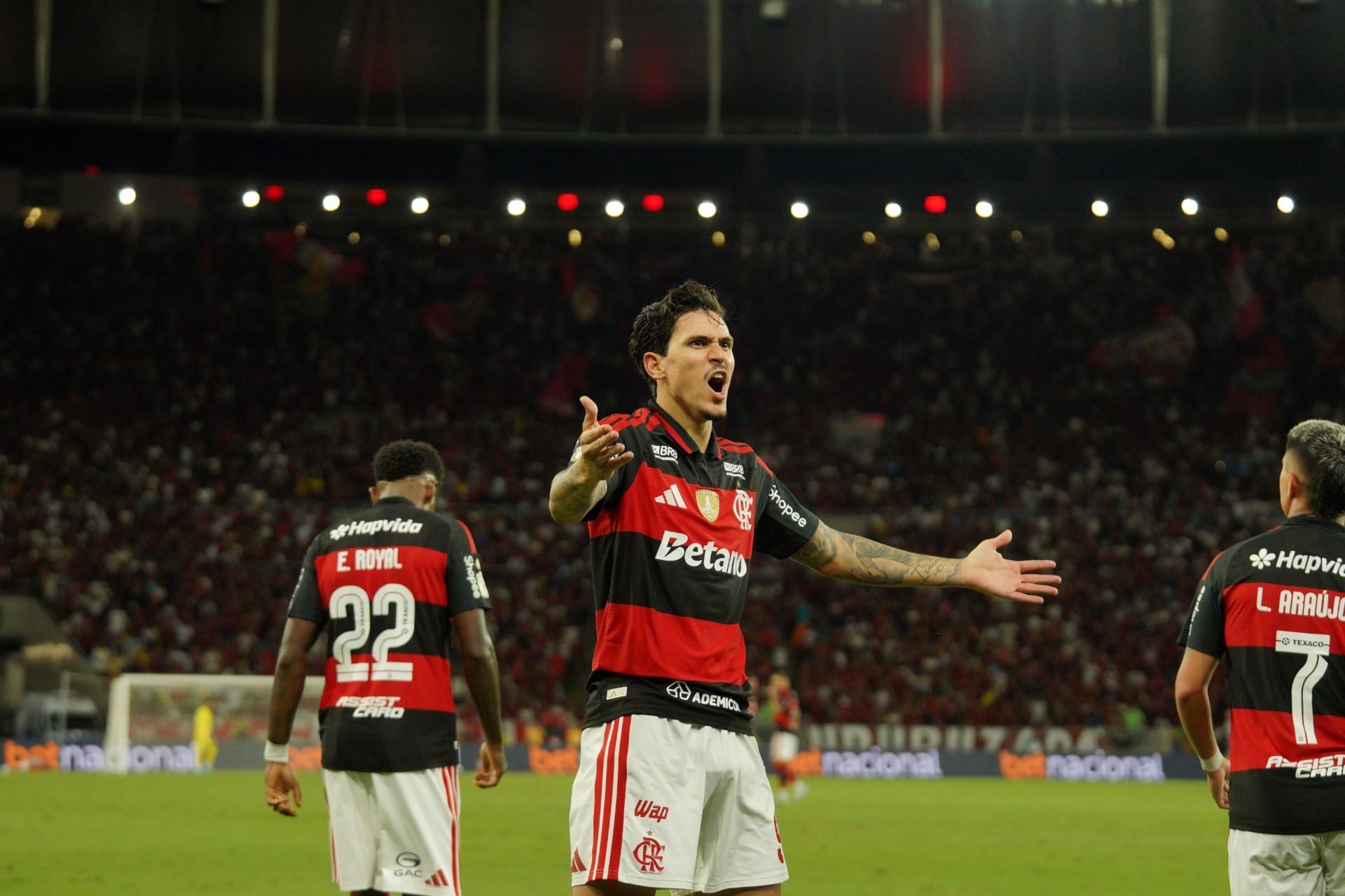 De olho na Copa, Pedro decide para o Flamengo de novo, contra o Vitória