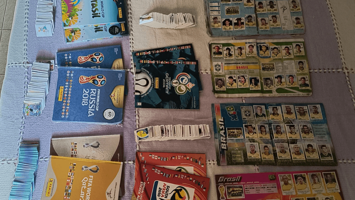 São mais de 70 álbuns de futebol, colecionados desde a infância. Arquivo pessoal.