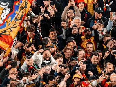Cenas inacreditáveis: Torcida invade campo para celebrar final após 28 anos