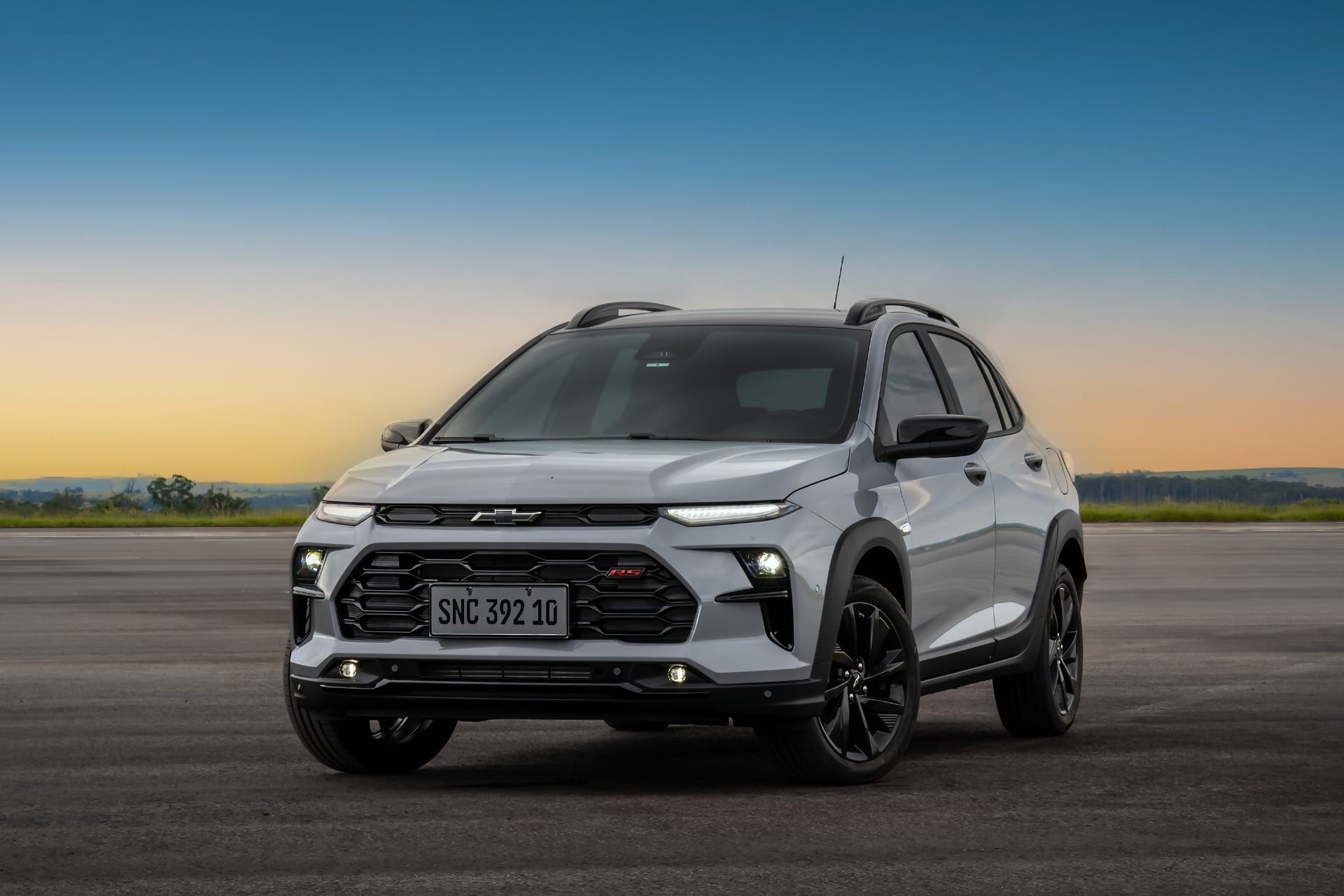 Dianteira elevada com LED e linhas horizontais reforça a identidade da Chevrolet