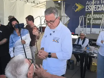 Ministro da Saúde visita unidade móvel para caminhoneiro em Pindamonhangaba