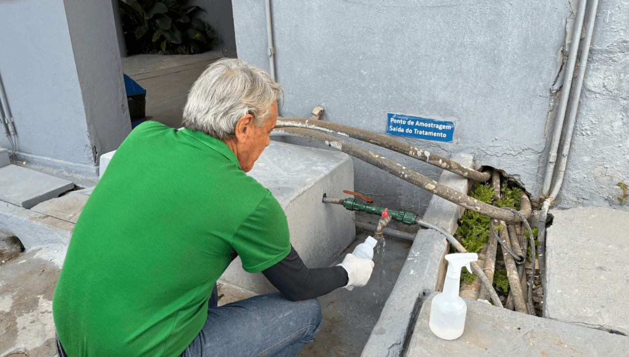 Limeira coleta amostras para monitorar qualidade da água após reclamações