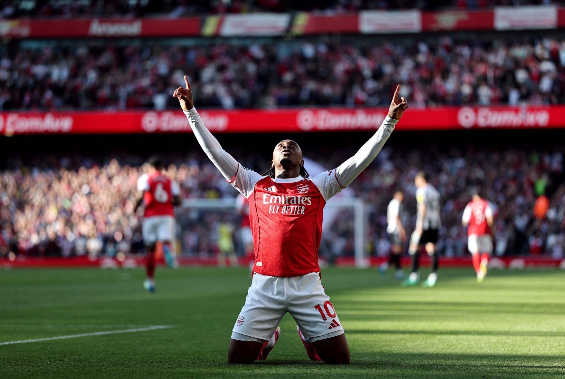Arsenal vence Newcastle e retoma liderança da Premier League