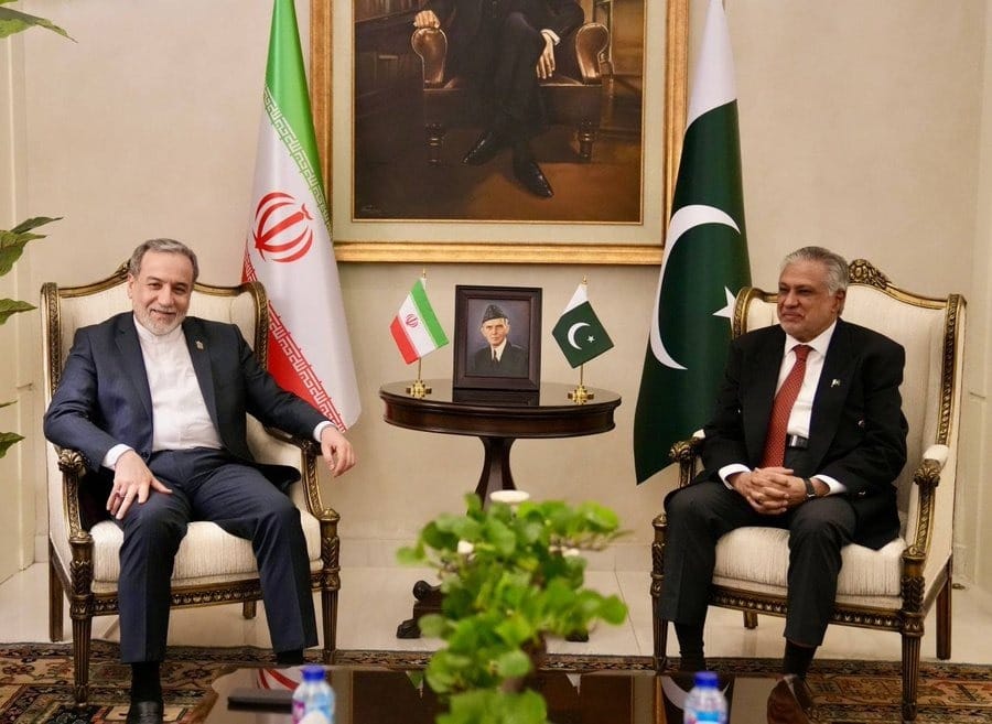 Ministro iraniano Abbas Araghch com representante paquistanês Crédito: Reuters