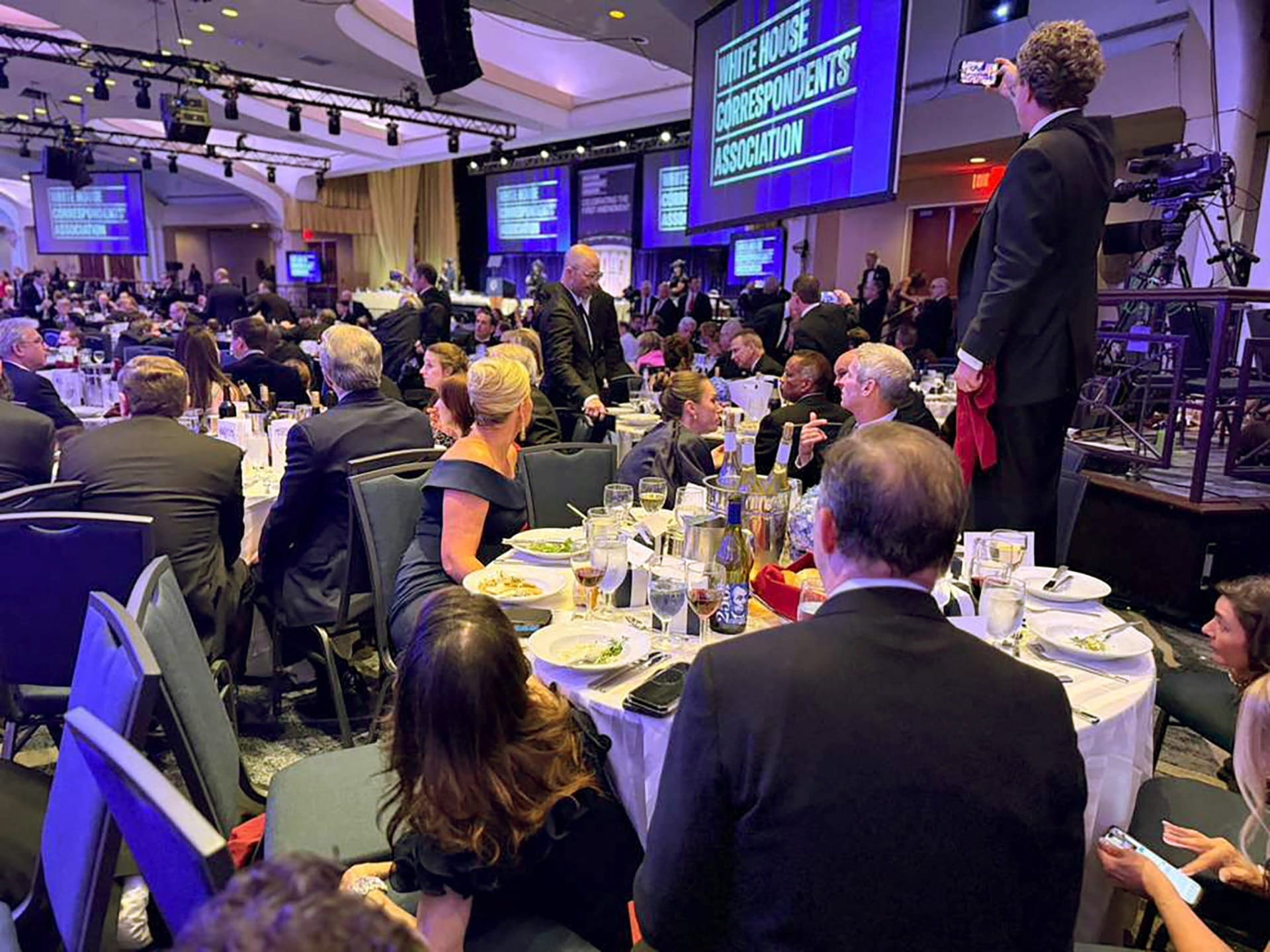 Atirador disparou do lado de fora do salão de jantar com Trump, diz polícia