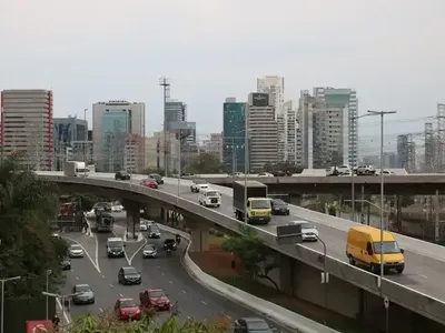Manutenção provoca bloqueio em ponte da Marginal Pinheiros, em SP