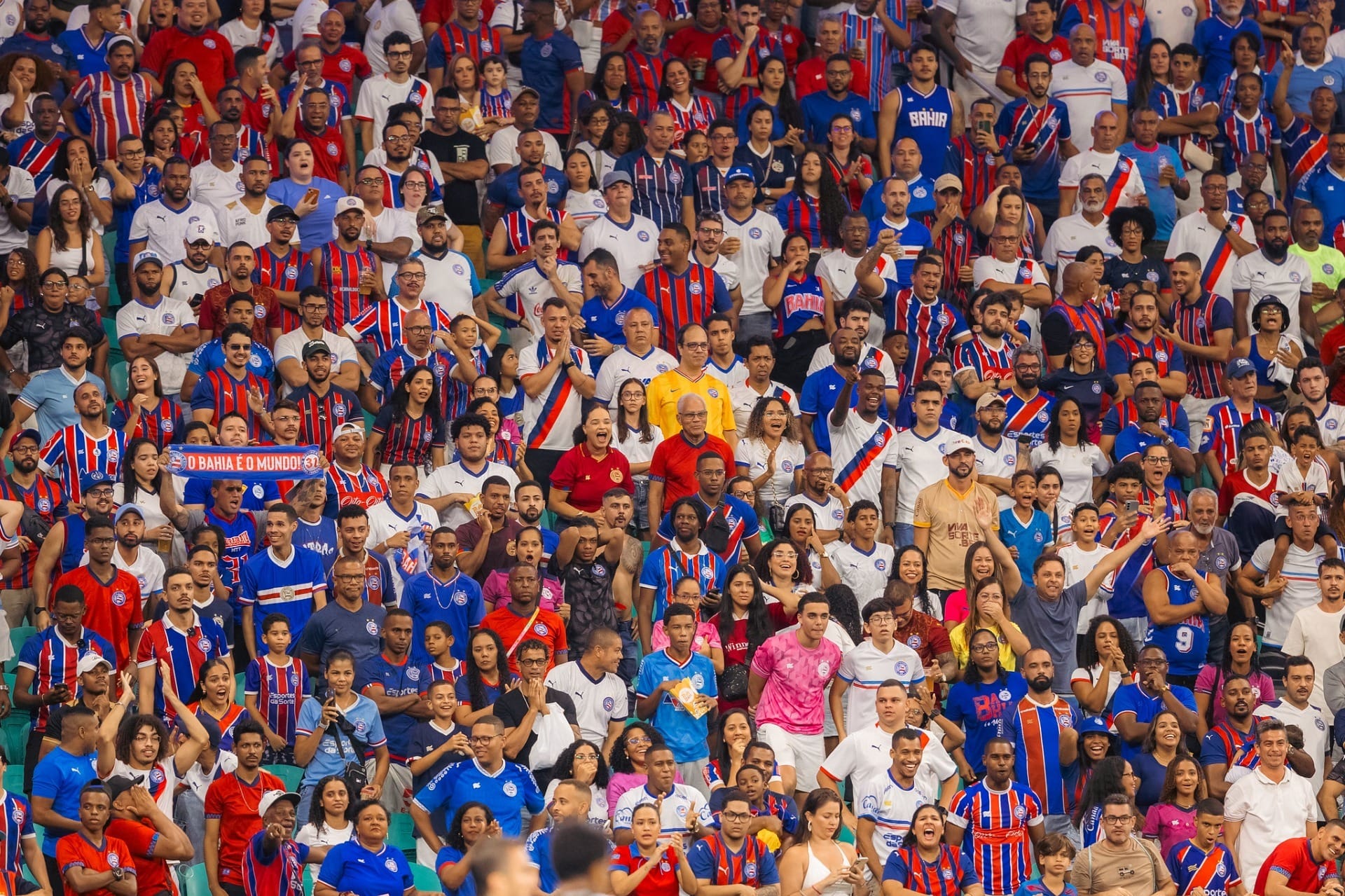 Torcida do Bahia pede saída de Rogério Ceni em jogo contra Santos