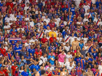 Torcida do Bahia pede saída de Rogério Ceni em jogo contra Santos