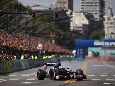 F1: Colapinto leva multidão às ruas de Buenos Aires em exibição; veja fotos