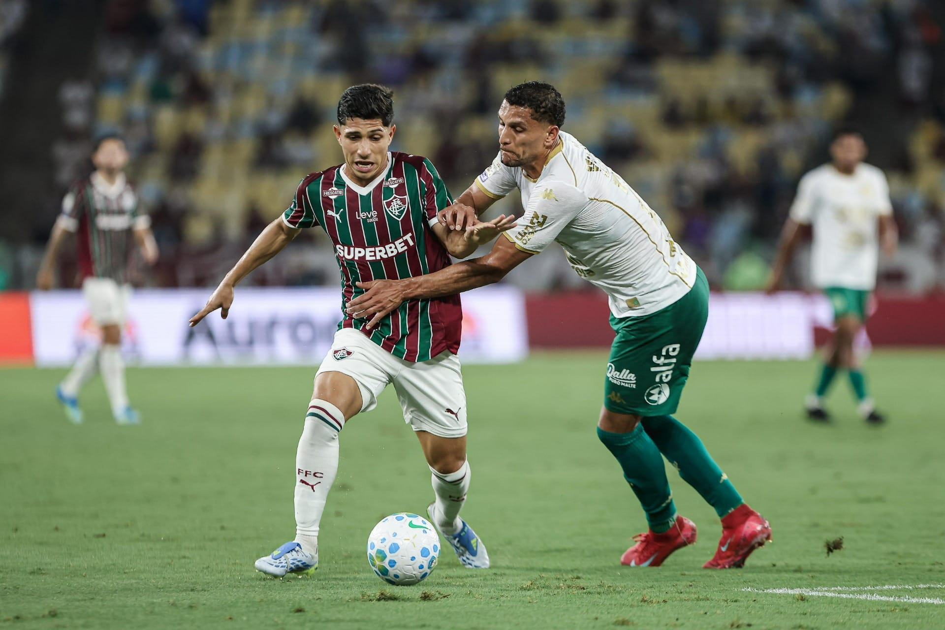 Fluminense leva susto, mas vence Chapecoense no Maracanã e mantém 3º lugar