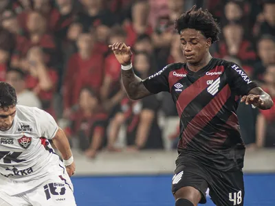 Athletico-PR vence o Vitória de virada em casa, em noite Viveros