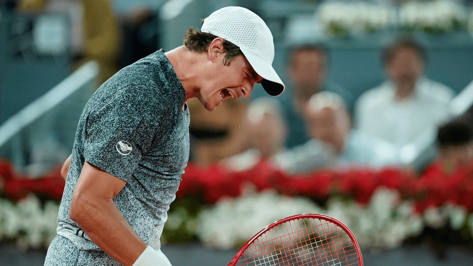 João Fonseca perde na estreia do Masters 1000 de Madrid e destrói raquete