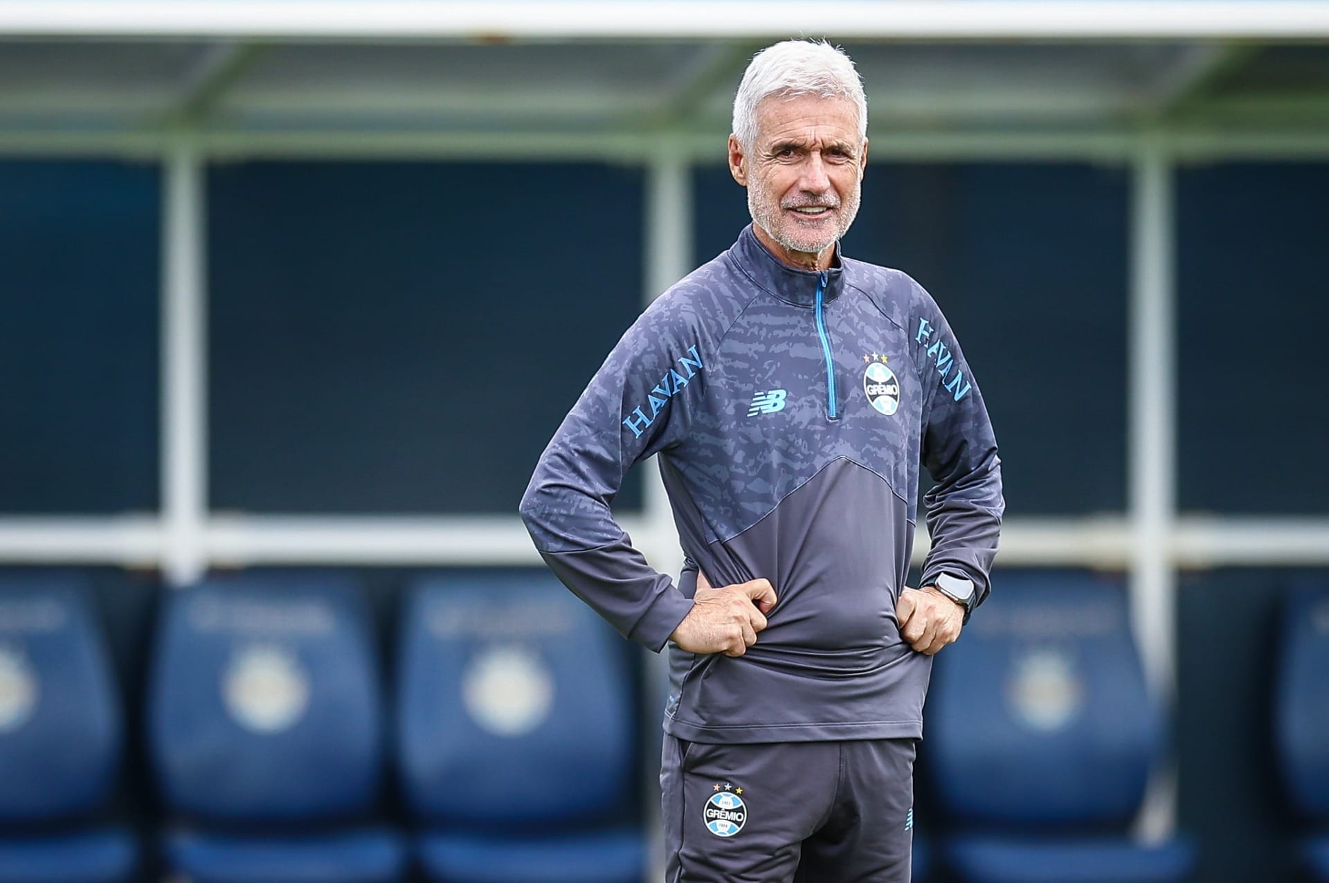 Golpista se passa por Luís Castro e tira R$ 22 mil de jogador do Grêmio