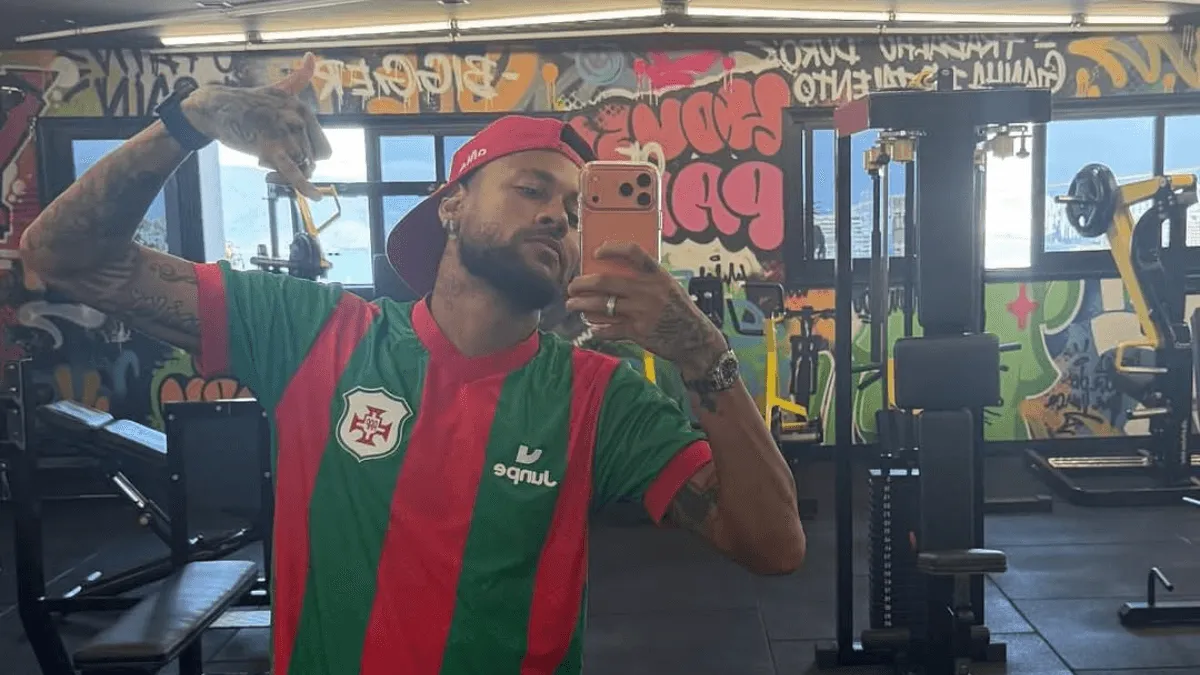 Neymar com a camisa da Portuguesa Santista. Foto: Reprodução/Instagram @neymar