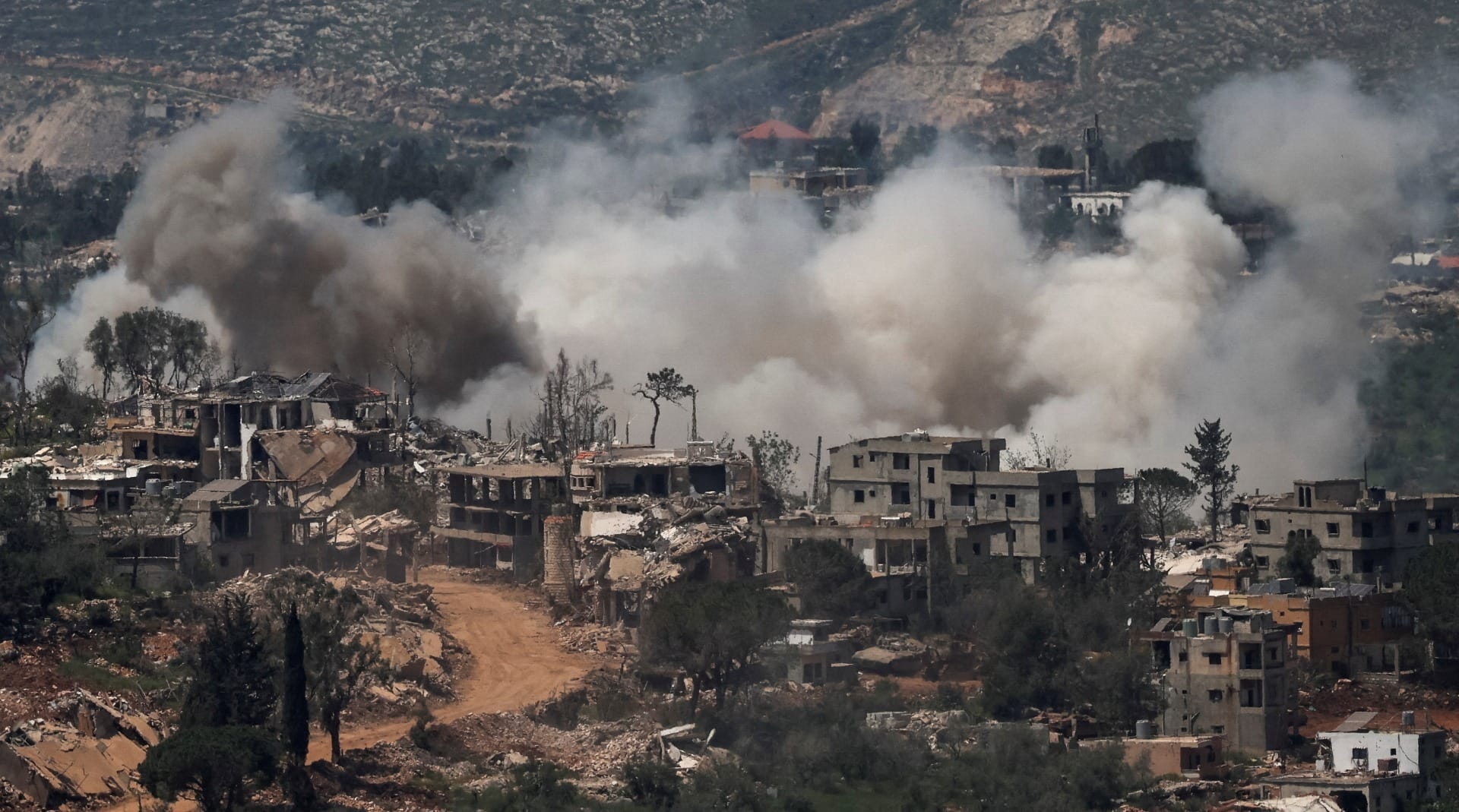 Israel atinge vila no leste do Líbano, mata 12 e convoca tropas para região