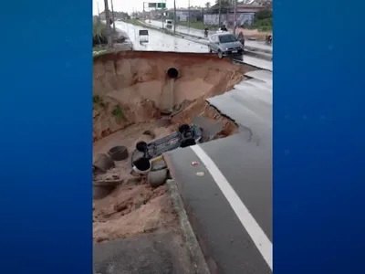 Cratera se abre e engole veículos na rodovia CE-025; uma pessoa morreu
