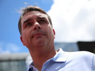 Flávio Bolsonaro diz que Lula deve resolver tarifas e se põe a disposição